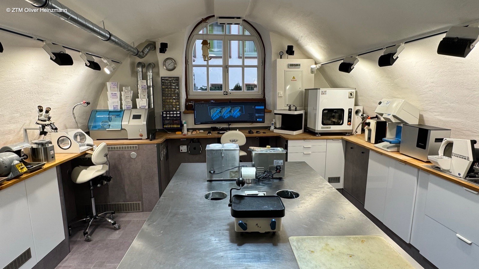 Meisterlabor im historischen Gewölbe – Heinzmann-Zahntechnik