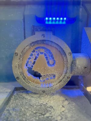 CNC-Fräsvorgang am 5-Achs-Fräsgerät