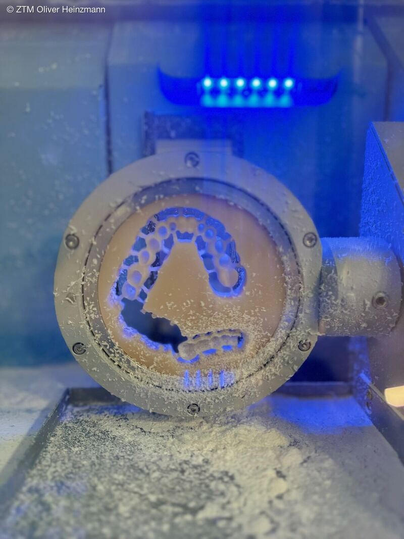 CNC-Fräsvorgang an einer 5-Achs-Fräsmaschine im Fräszentrum von Heinzmann-Zahntechnik