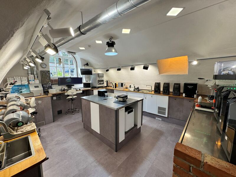 Modernes Meisterlabor mit Arbeitsplätzen und CAD/CAM-Geräten für Dentallabore – Heinzmann-Zahntechnik Heppenheim